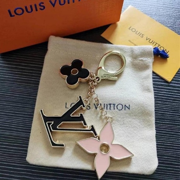 Elegant Louis Vuitton Key Fob Accessory - Picture 4 of 5